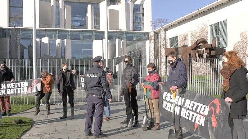 Klimaschützer der Gruppe „Aufstand der letzten Generation“ pflanzen vor dem Amtssitz von Bundeskanzler Scholz Kartoffeln. Foto: Paul Zinken/dpa-TNN/dpa