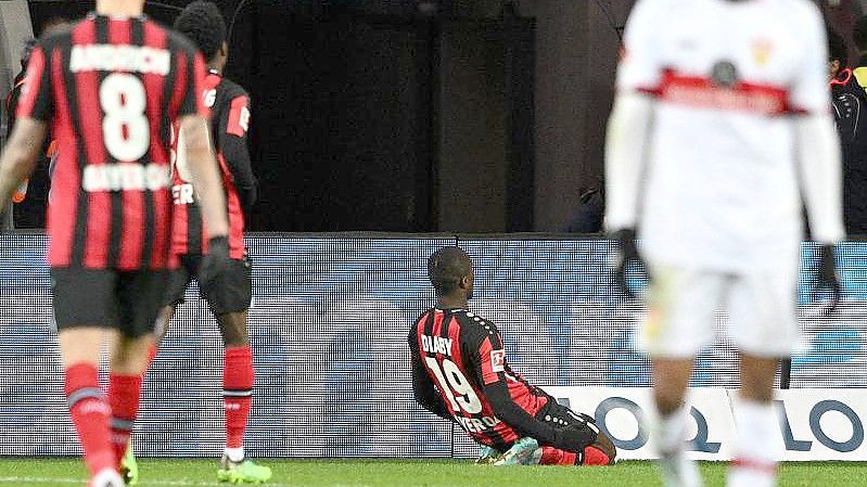 Leverkusens Moussa Diaby (hinten) jubelt nach seinem Tor zum 1:0. Foto: David Inderlied/dpa