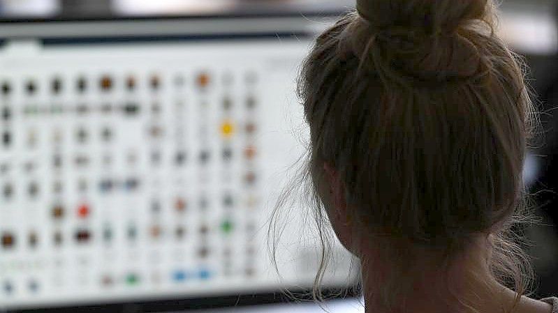 In den Jahren von 2017 bis 2021 gingen beim BKA insgesamt 189.800 Hinweise auf Darstellungen von sexuellem Missbrauch an Minderjährigen ein. Foto: Arne Dedert/dpa/Symbolbild