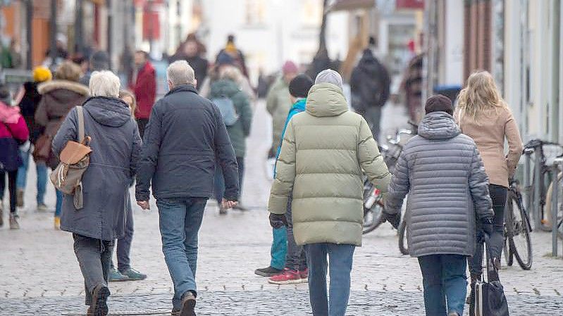Bei der Umfrage wurde insgesamt 2145 Menschen befragt. Foto: Stefan Sauer/dpa
