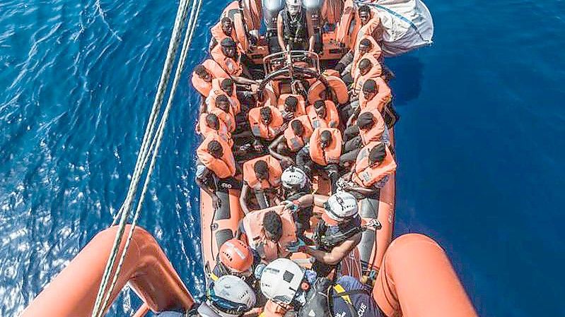 Gerettete Migranten sitzen in einem Schlauchboot der Rettungsorganisation "Ocean Viking" (Archivbild). Foto: Flavio Gasperini/SOS Mediterranee/dpa