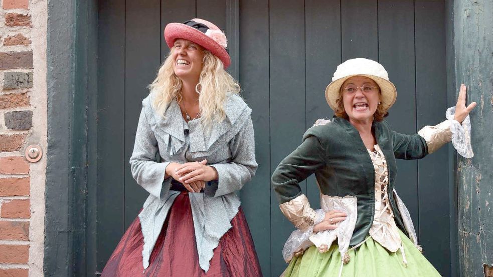 Katja Druivenga (links) und Reenste Cornelis sind die Kulturgesichter. Sie sorgen mit ihren inszenierten Stadtführungen für Information und Unterhaltung. Foto. OZ-Archiv