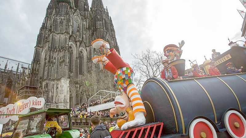 Nicht vorm Dom, sondern im Stadion: Der Karnevalszug an Rosenmontag sieht in diesem Jahr coronabedingt anders aus. Foto: Maja Hitij/dpa/Archiv