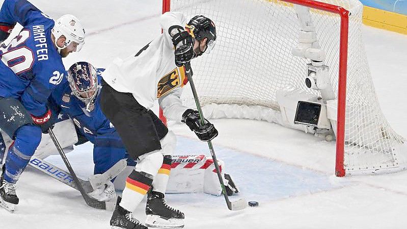 Tom Kühnhackl (r) erzielt das Tor zum 3:2-Anschluss gegen die USA. Foto: Peter Kneffel/dpa