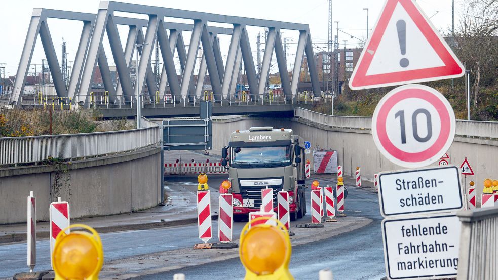 Die Trogstrecke der Emder Südumgehung ist von diesem Montag an wieder komplett für den Verkehr gesperrt. Foto: F. Doden/Archiv
