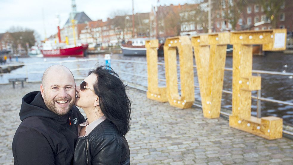 Anita und Tim Felsmann aus Emden sind so verliebt wie am ersten Tag: Sie schmusten an der ausbuchstabierten Liebesbotschaft am Emder Delft. Fotos: J. Doden