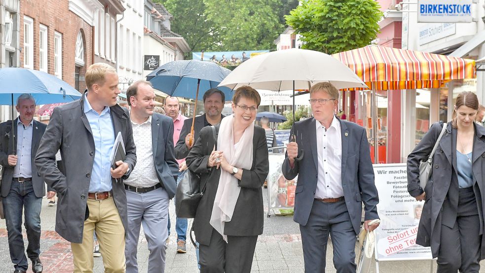 Europaministerin Birgit Honé (Mitte) hat im Sommer Aurich besucht. Sie hatte auf das Förderprogramm Perspektive Innenstadt aufmerksam gemacht. Foto: OZ-Archiv