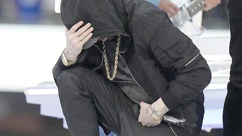Eminem kniete sich während der Halbzeit-Show beim Super-Bowl-Finale kurzzeitig hin. Foto: Chris O'meara/AP/dpa
