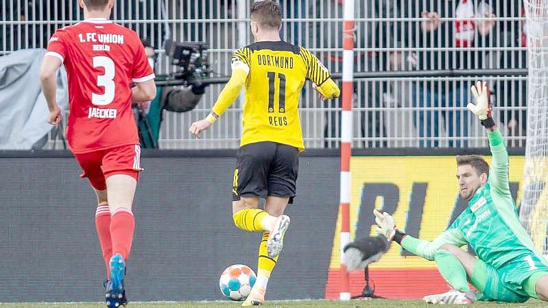 BVB-Kapitän Marco Reus (M) fordert mehr Konstanz und Stabilität in den Leistungen seines Teams bekommen. Foto: Andreas Gora/dpa