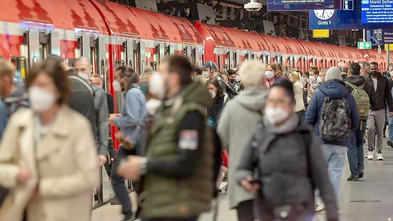 Pendler am Münchner Hauptbahnhof. Foto: Peter Kneffel/dpa
