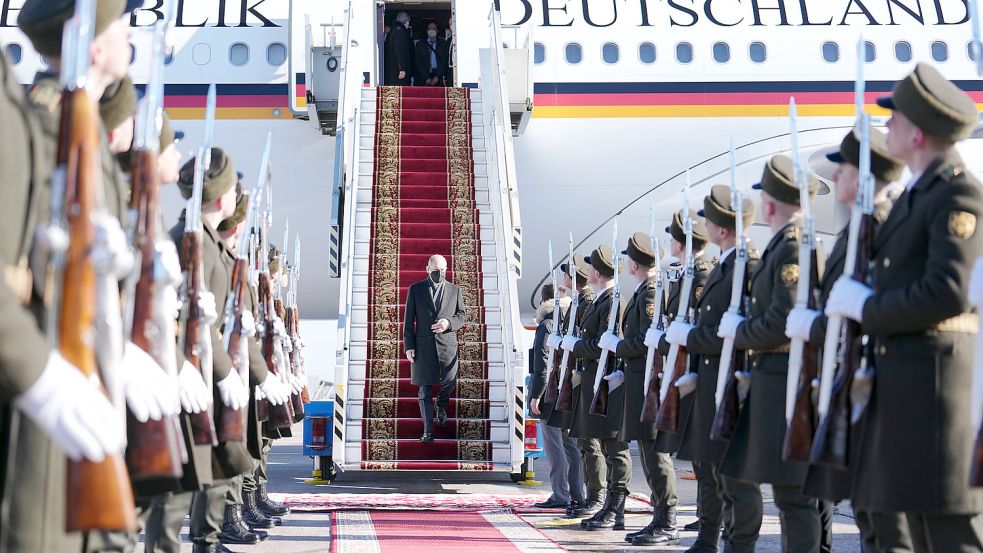 Spalier für den deutschen Kanzler: Olaf Scholz bei seiner Ankunft in Kiew. Nach Gesprächen mit dem ukrainischen Präsidenten Wolodymyr Selenskyj trifft Scholz Wladimir Putin am Dienstag in Moskau. Foto: dpa
