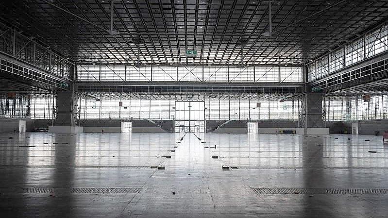 Die Halle 6 der Messe Düsseldorf ist menschenleer. Foto: Bernd Thissen/dpa