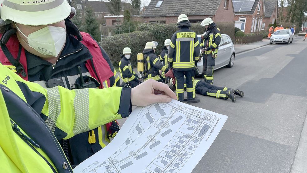 Die Feuerwehr grenzte den betroffenen Bereich nach und nach immer wieder ein. Foto: Feuerwehr