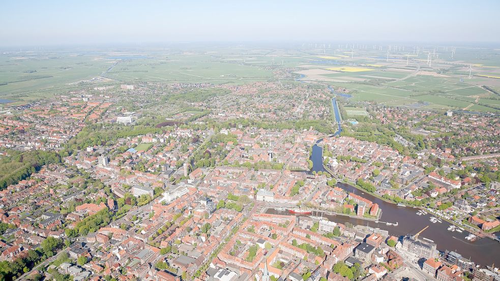 Die Emder Innenstadt aus der Vogelperspektive: Die Stadt hat im vergangenen Jahr einen Mietspiegel erstellt, der einen Überblick über die Wohnkosten geben soll. Foto: Bruns