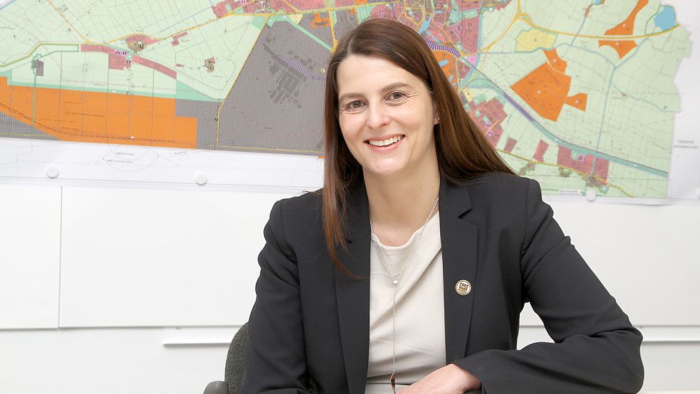 Die Emder Stadtbaurätin Irina Krantz in ihrem Büro. An einer Wand hängt ein großer Plan vom Stadtgebiet, in dem die 43-Jährige seit dem vergangenen Jahr das Sagen hat. Foto: Päschel