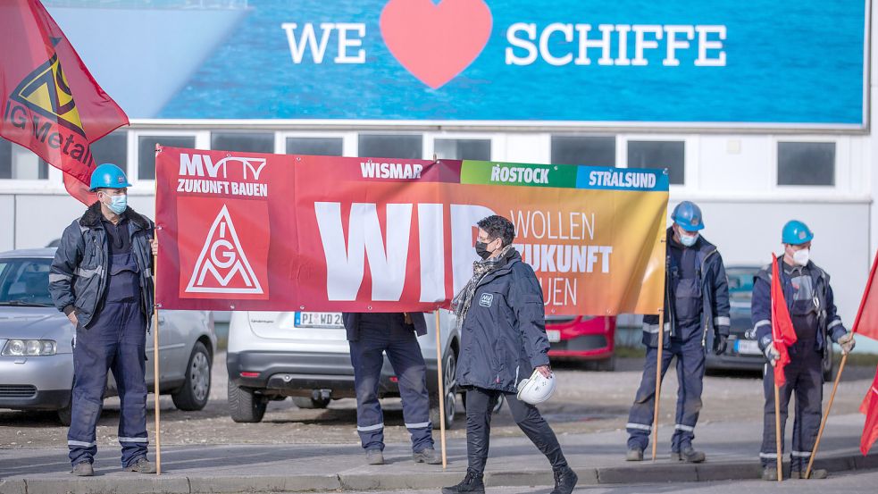 „Wir wollen Zukunft haben“: Zum Besuch von Bundeswirtschaftsminister Robert Habeck (Grüne) demonstrieren die Mitarbeiter der MV Werften in Wismar. Foto: Büttner/dpa