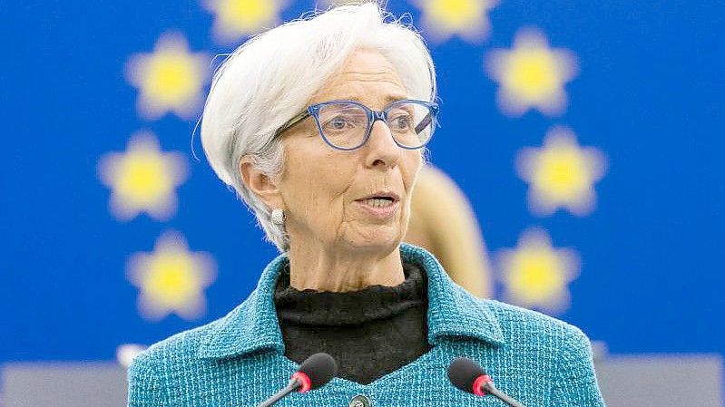 EZB-Präsidentin Christine Lagarde im Plenarsaal des Europäischen Parlaments. Sie sagte, die lockere Geldpolitik der Europäischen Zentralbank solle nur schrittweise angepasst werden. Foto: Philipp von Ditfurth/dpa