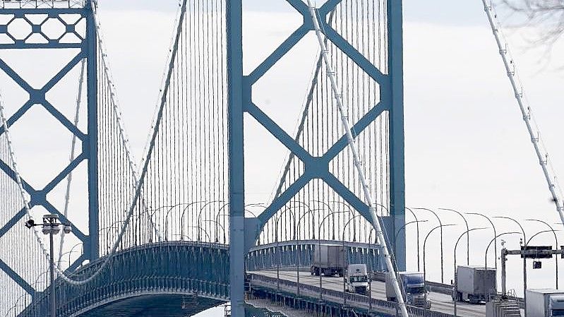 Die Ambassador Bridge ist eine wichtige Grenzbrücke zwischen der Stadt Windsor in Kanada und Detroit in den USA. Demonstrierende hatten sie fast eine Woche lang blockiert. Foto: Paul Sancya/AP/dpa