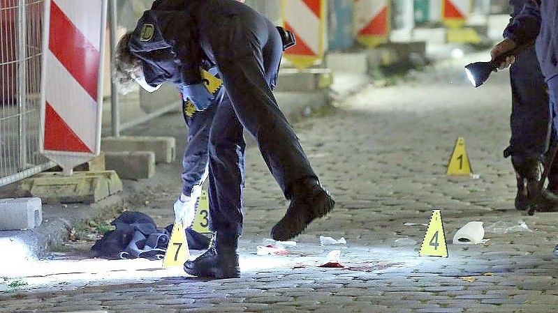 Kriminaltechniker und die Tatortgruppe des LKA Sachsen bei der Spurensicherung. Foto: Roland Halkasch/dpa-Zentralbild/dpa/Archivbild