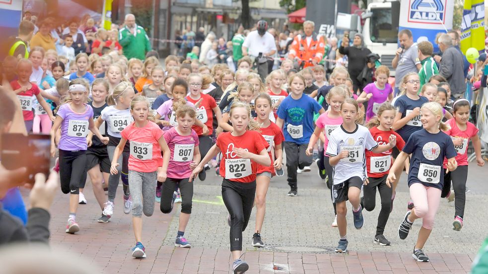 Der Citylauf in Leer – hier ein Bild aus dem Jahr 2019 – erfreut sich auch bei Schülern großer Beliebtheit. Archivfoto: Ortgies