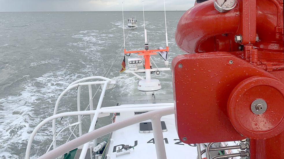 Bei den Seenotrettern am Haken: Die havarierte Yacht in der Nordsee. Foto: Die Seenotretter/DGzRS
