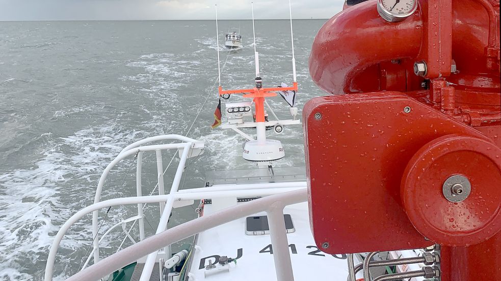 Bei den Seenotrettern am Haken: Die havarierte Yacht in der Nordsee. Foto: Die Seenotretter/DGzRS