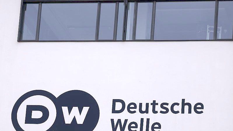Das Logo der Deutschen Welle. Foto: Oliver Berg/dpa