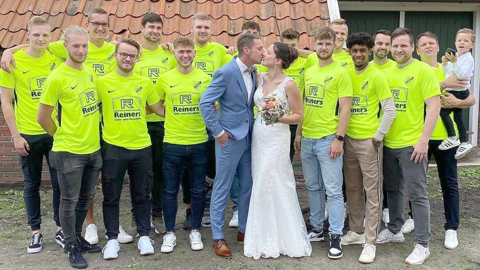 Zur Hochzeit von Eike und Fiona Thaden kamen im August natürlich auch viele Mitspieler von Landesligist Grün-Weiß Firrel. Foto: Privat