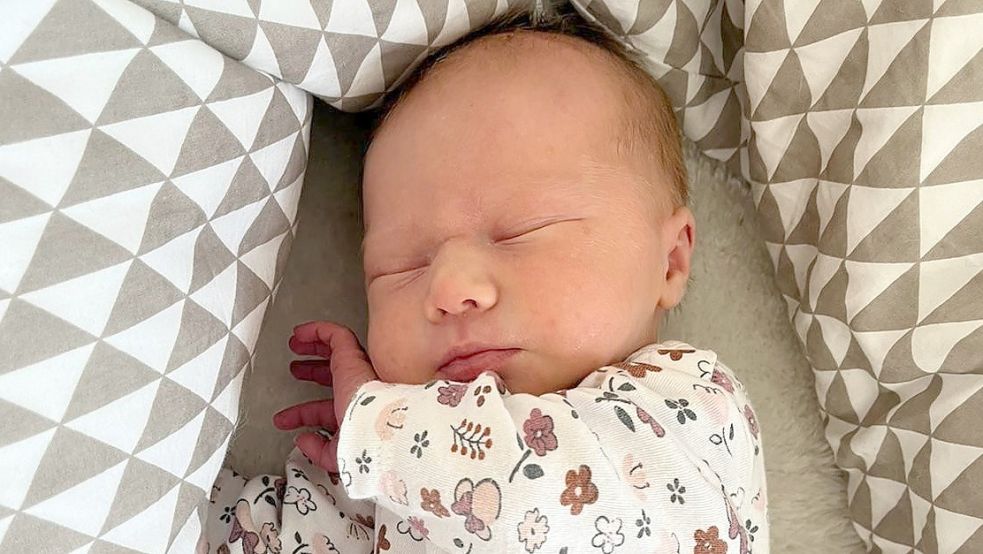Direkt im Herz der Eltern landete die kleine Stella. Sie wurde am Freitag in Leer geboren. Foto: Privat