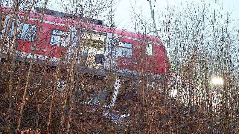 Die aufeinander geprallten S-Bahnen an der Unfallstelle in der Nähe des Bahnhofes Ebenhausen-Schäftlarn. Foto: Matthias Balk/dpa