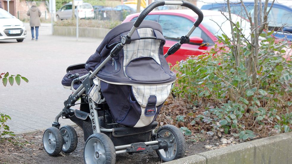 Dieser Kinderwagen steht seit dem frühen Dienstagmorgen verlassen auf dem Hochbeet am OLB-Parkplatz in der Emder Innenstadt. Foto: H. Müller