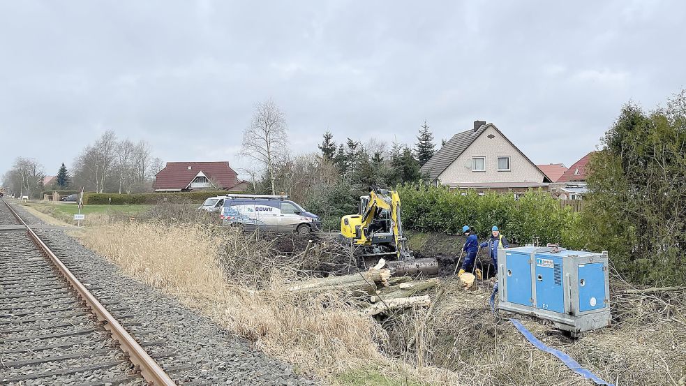 Hinter den Bahngleisen entlang der Strecke nach Victorbur mussten OOWV-Mitarbeiter die schwer zugängliche Rohrleitung reparieren. Foto: Gohlke/OOWV