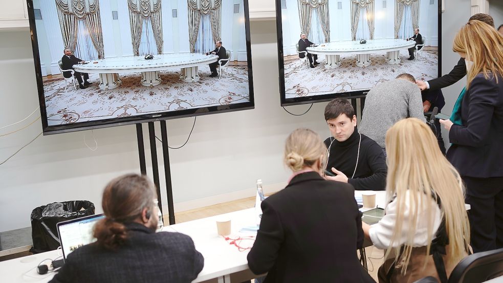 Auf Abstand: Journalisten verfolgen in einem Presseraum die Übertragung des Treffens von Bundeskanzler Olaf Scholz und Russlands Präsident Wladimir Putin. Foto: dpa