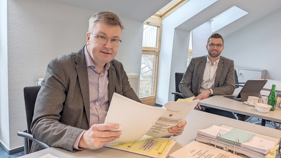 Kämmerer Jens Brooksiek (links) und Bürgermeister Sven Lübbers stellten der Presse am Dienstag den Haushaltsentwurf für 2022 vor. Foto: Homes