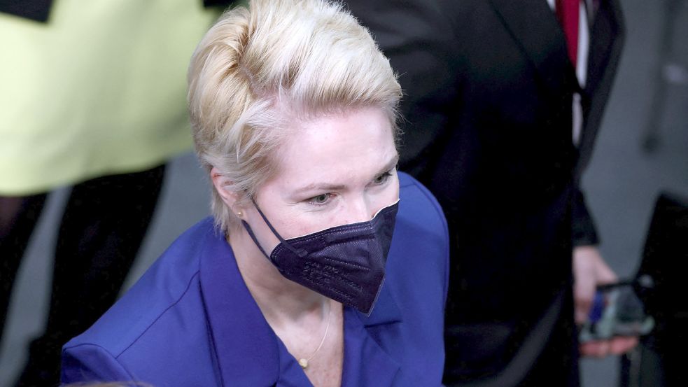 Manuela Schwesig zieht sich für die nächste Zeit wegen einer dringenden OP nach ihrer Krebsbehandlung aus der Öffentlichkeit zurück. Foto: AFP/JENS SCHLUETER