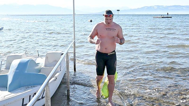 Blauer Himmel, aber eiskaltes Wasser: Der Extremschwimmer Paul Bieber hat sich am Sonntag dennoch ins Wasser gewagt. Foto: Felix Kästle/dpa