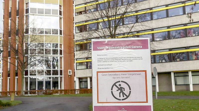 Ein Schild vor dem Pflegeheim Casa Bonita in Apeldort macht auf die Corona-Vorsichtsmaßnahmen aufmerksam. Foto: Vincent Jannink/ANP/dpa