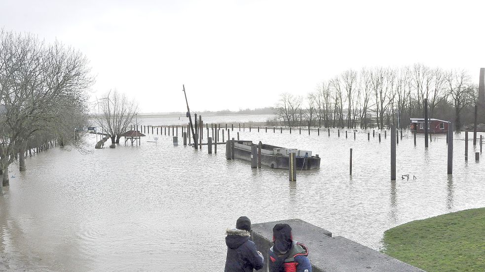 Der Jemgumer Hafen stand unter Wasser. Foto: Wolters/Archiv