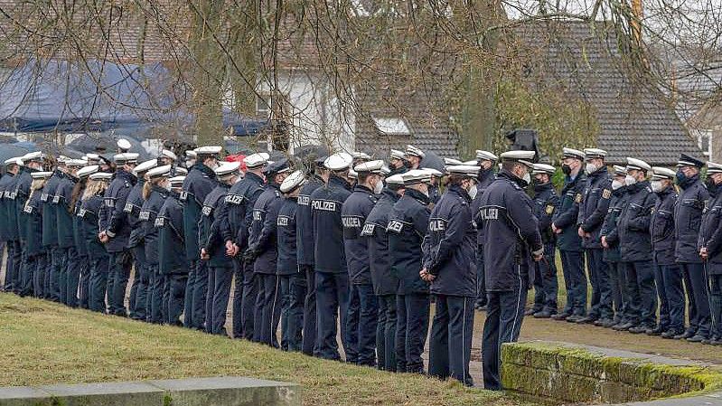 Polizisten und Polizistinnen stehen an der Kirche in Homburg Spalier beim Gedenkgottesdienst für die getötete Polizistin. Foto: Harald Tittel/dpa