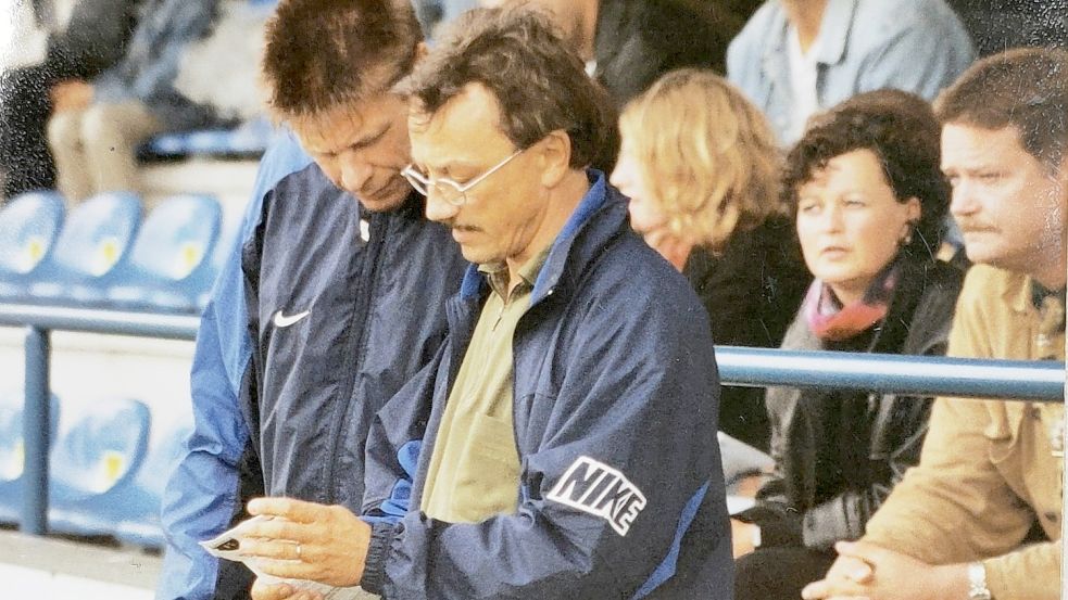 Von Januar 1999 bis Sommer 2001 hinterließ „Afrika-Held“ Michael Krüger (mit Brille) Spuren beim BSV Kickers. Sein Co-Trainer war Uwe Groothuis (links). Auf der Tribüne ist Ex-Präsident Engelbert Schmidt (rechts) zu sehen. Foto: Archiv