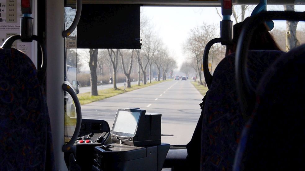 Laut Schülern, Elternvertretern und Lehrkräften in Emden gibt es nach wie vor Probleme mit zu vollen Bussen. Foto: Ostfriesen.tv
