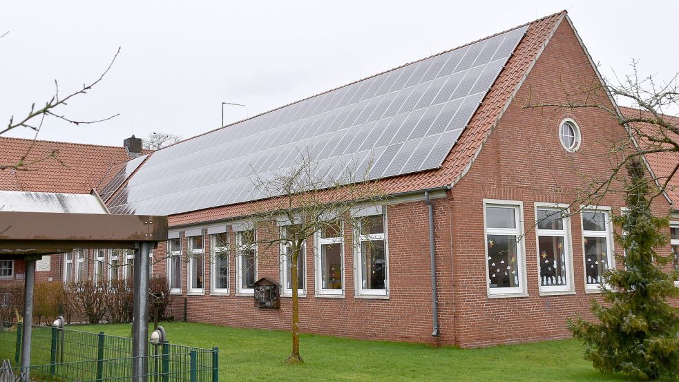 Auf dem Dach der Grundschule Ihrhove befindet sich auch eine Photovoltaik-Anlage. Foto: Ammermann