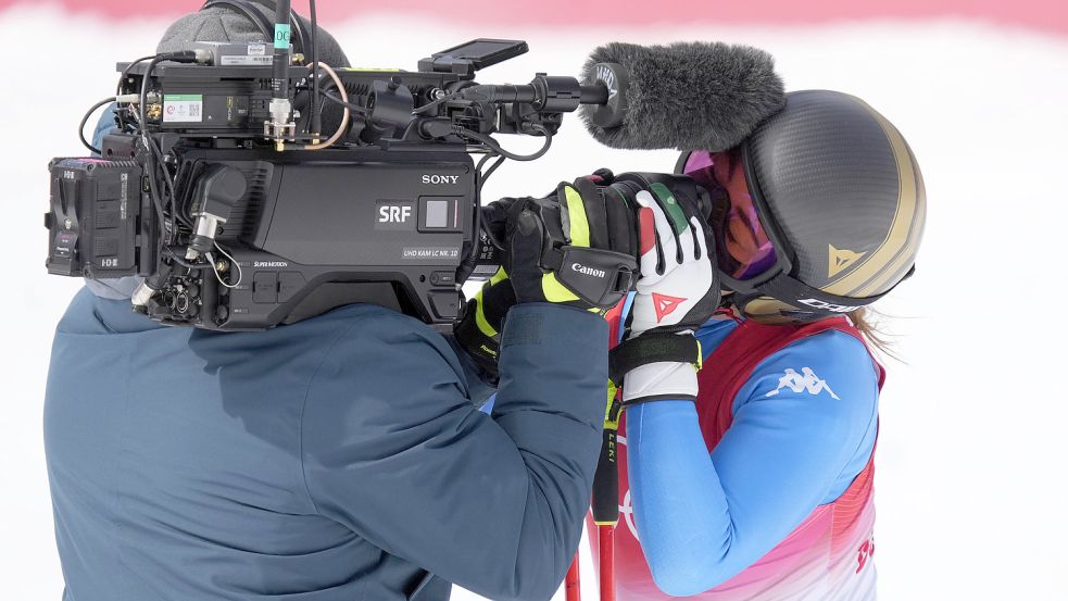 Skirennläuferin Sofia Goggia aus Italien küsst die TV-Kamera – und schickt damit einen Gruß an die vielen Fernsehzuschauer. Foto: Imago
