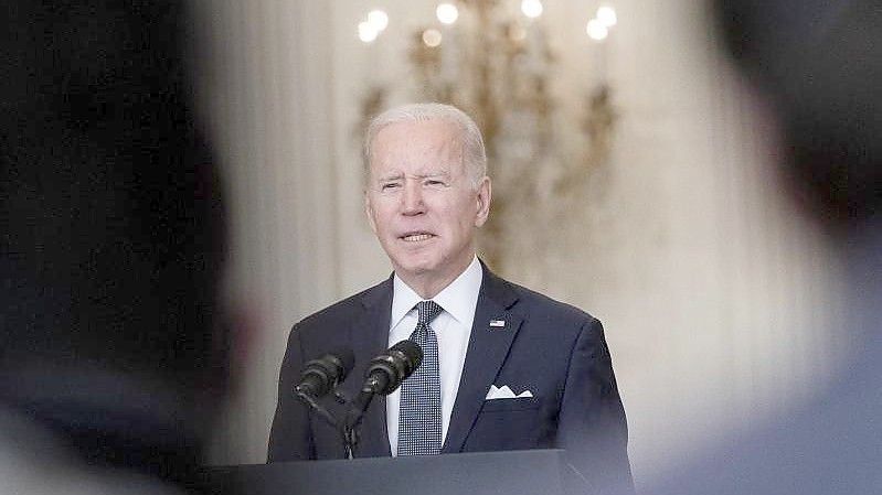 US-Präsident Joe Biden zum angeblichen Truppenabzug Russlands: „Das wäre gut, aber wir haben das noch nicht verifiziert.“. Foto: Alex Brandon/AP/dpa