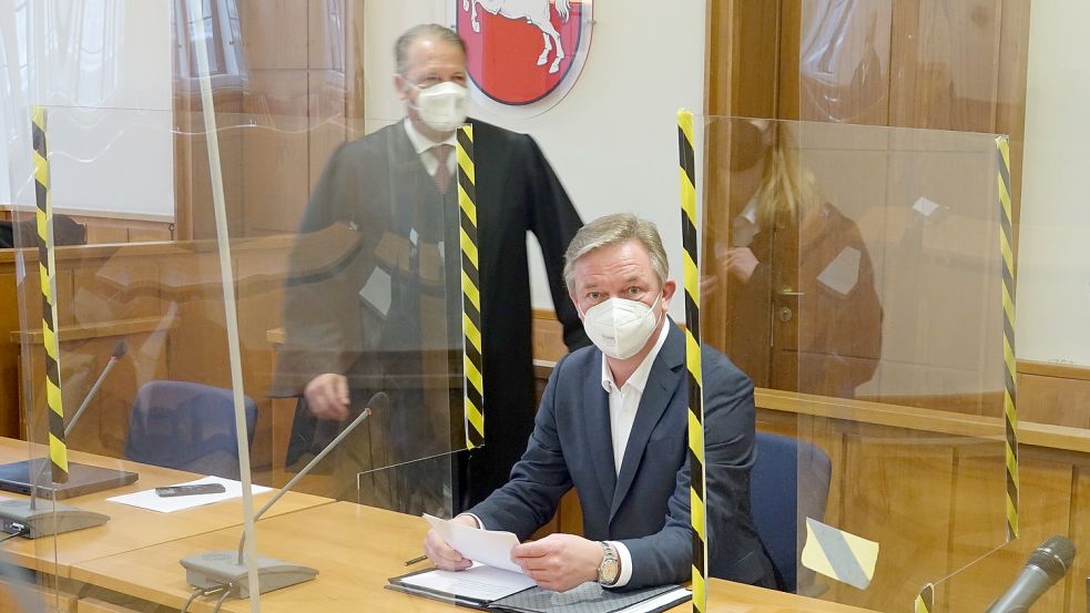 Der ehemalige EWE-Vorstands-Chef Matthias Brückmann (sitzend) ist wegen des Tatvorwurfs der besonders schweren Untreue in Oldenburg angeklagt. Foto: Kohler/DPA