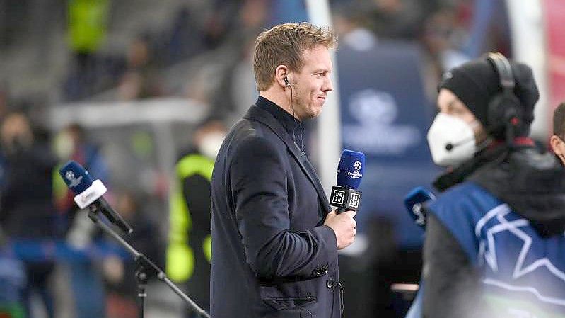 Bayern-Trainer Julian Nagelsmann steht vor dem Spiel in Salzburg beim Interview. Foto: Sven Hoppe/dpa