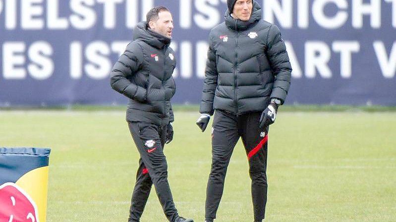 RB Leipzigs Trainer Domenico Tedesco (l) und Athletiktrainer Daniel Behlau beim Abschlusstraining. Foto: Christian Modla/dpa