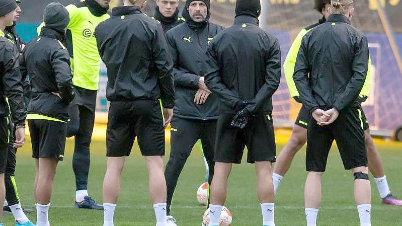 Dortmunds Trainer Marco Rose spricht beim Abschlusstraining mit seinen Spielern. Foto: Bernd Thissen/dpa