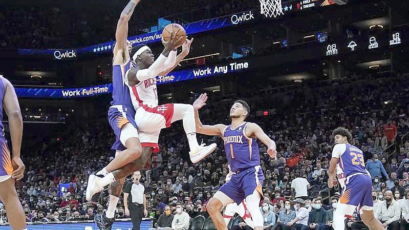 Houstons Guard Dennis Schröder (m) zieht zum Korb. Foto: Matt York/AP/dpa