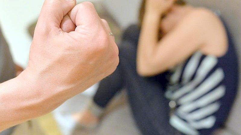 Gewalt in der Partnerschaft hat einer Studie zufolge weltweit jede vierte Frau mindestens einmal in ihrem Leben erfahren. Foto: Maurizio Gambarini/dpa/Symbolbild